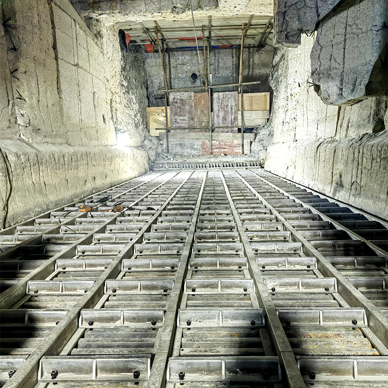 Stiall ina saothraítear rónta cruach atá frithsheasmhach in aghaidh teasa